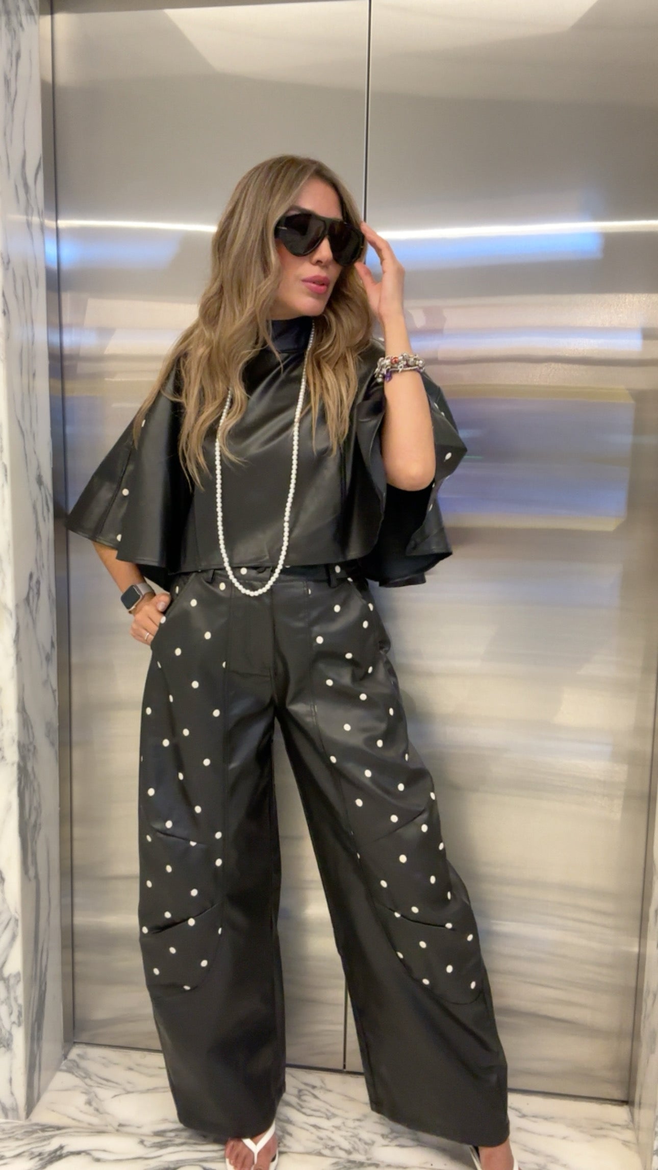 SET PANTALÓN Y CAPA EFECTO PIEL LUNARES