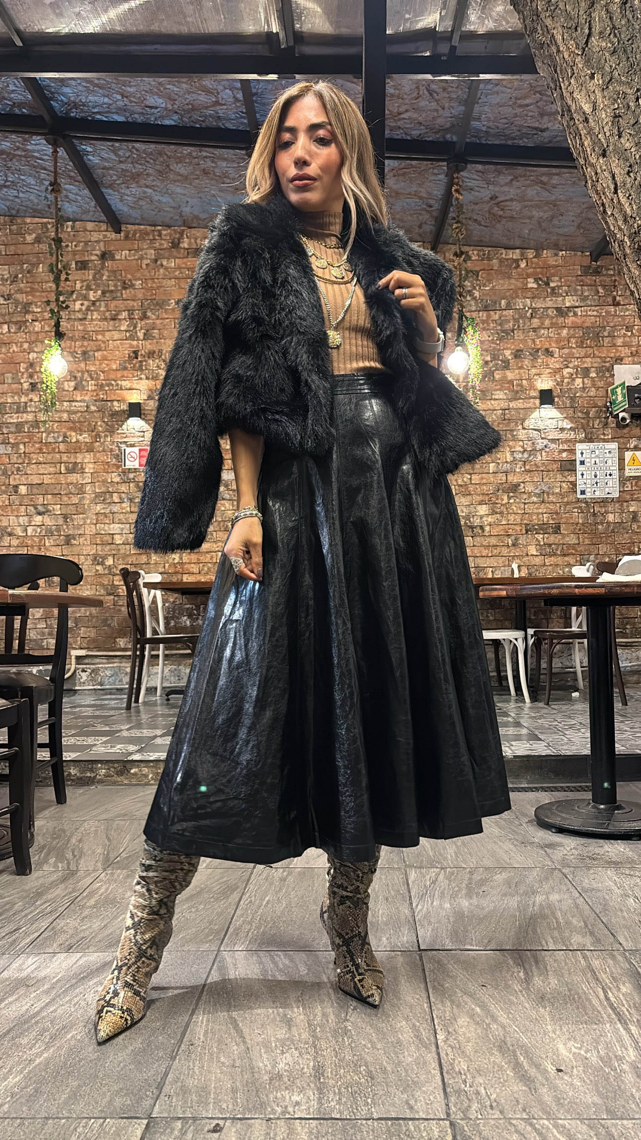 ABRIGO NEGRO FAUX FUR