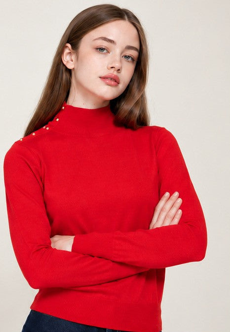 SUÉTER ROJO CUELLO ALTO APLIQUES DORADOS