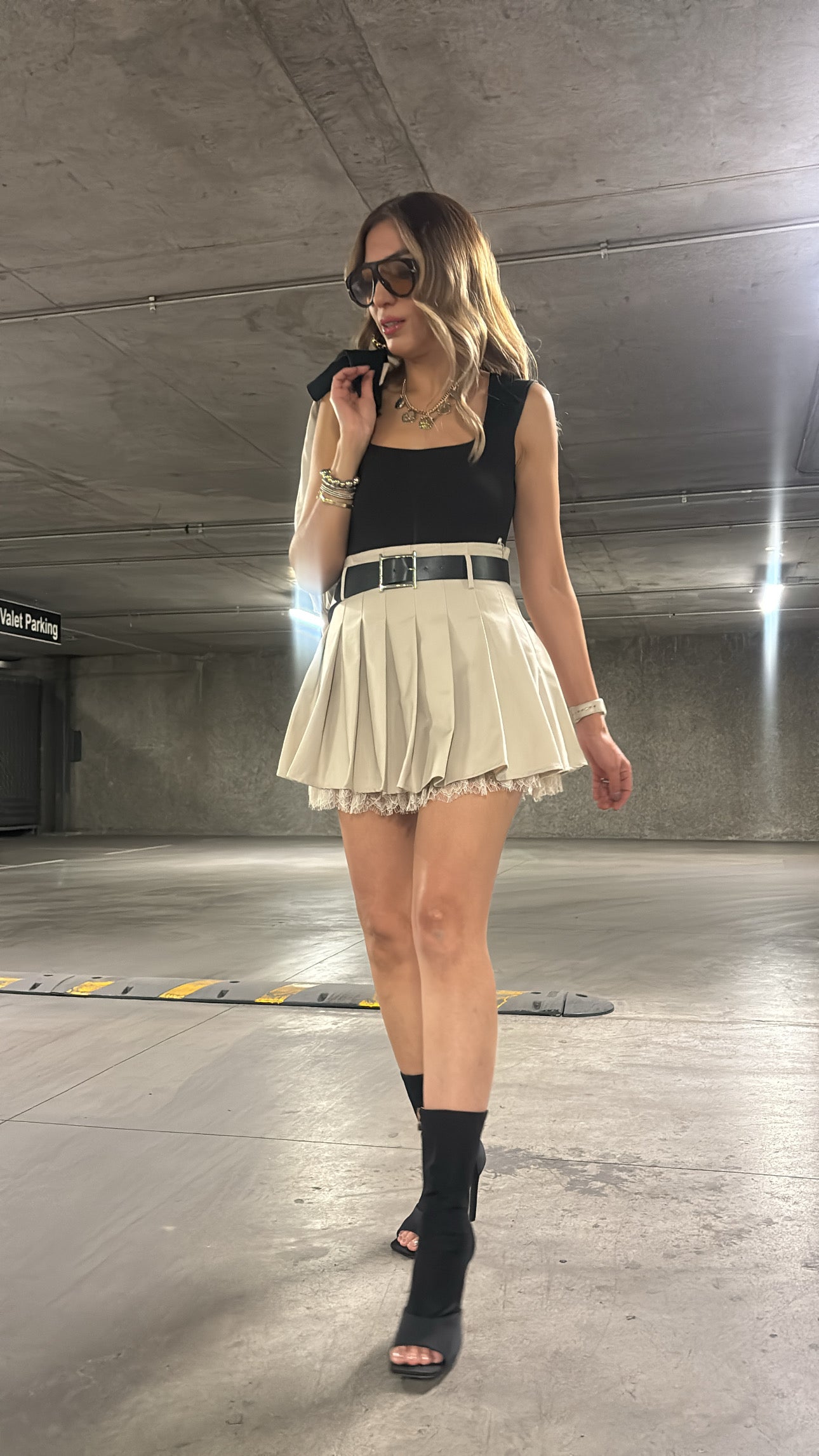 CONJUNTO CHAMARRA Y FALDA BEIGE CON CINTO