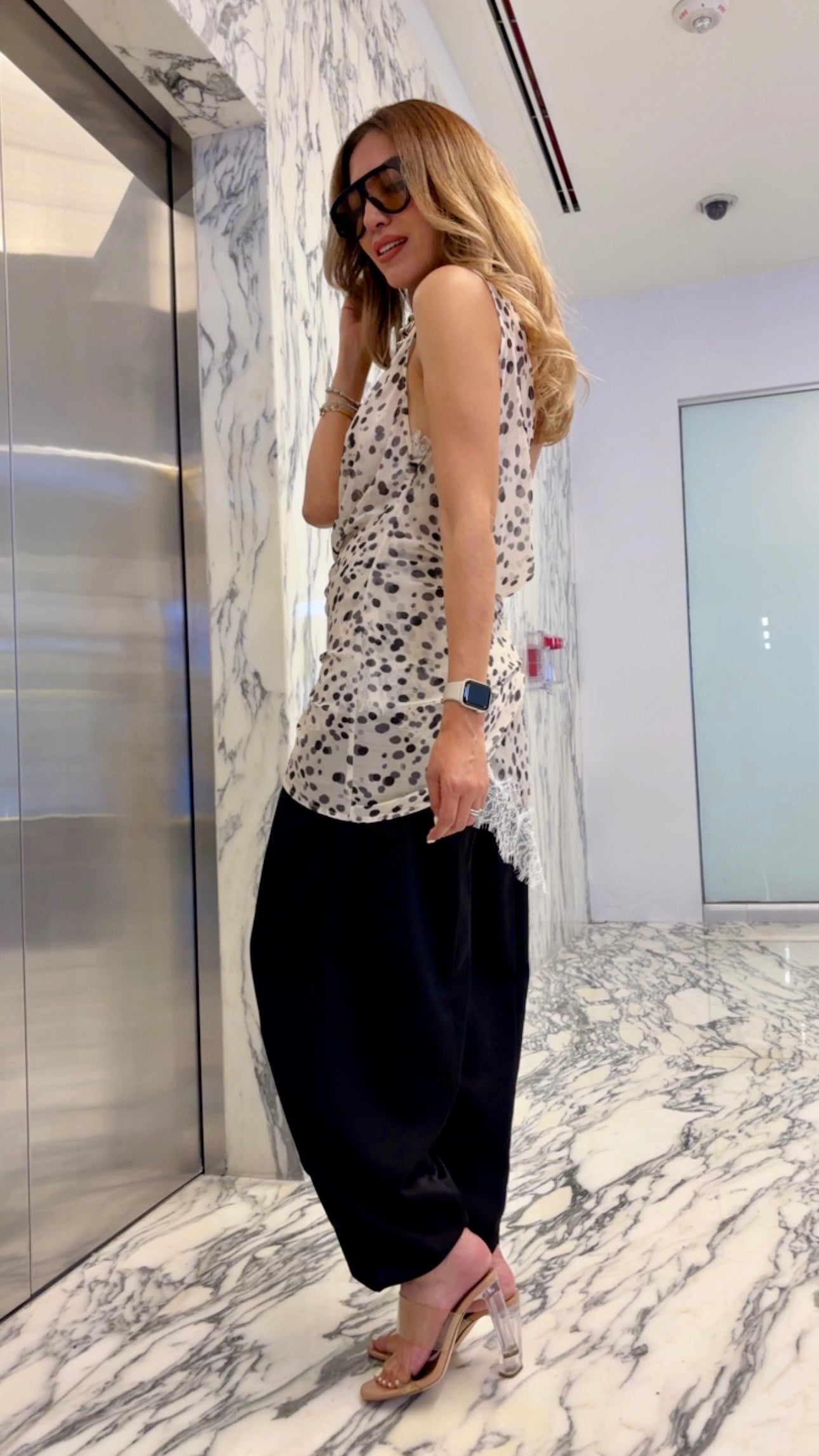 BLUSA ASIMÉTRICA ESTAMPADA CON ENCAJE