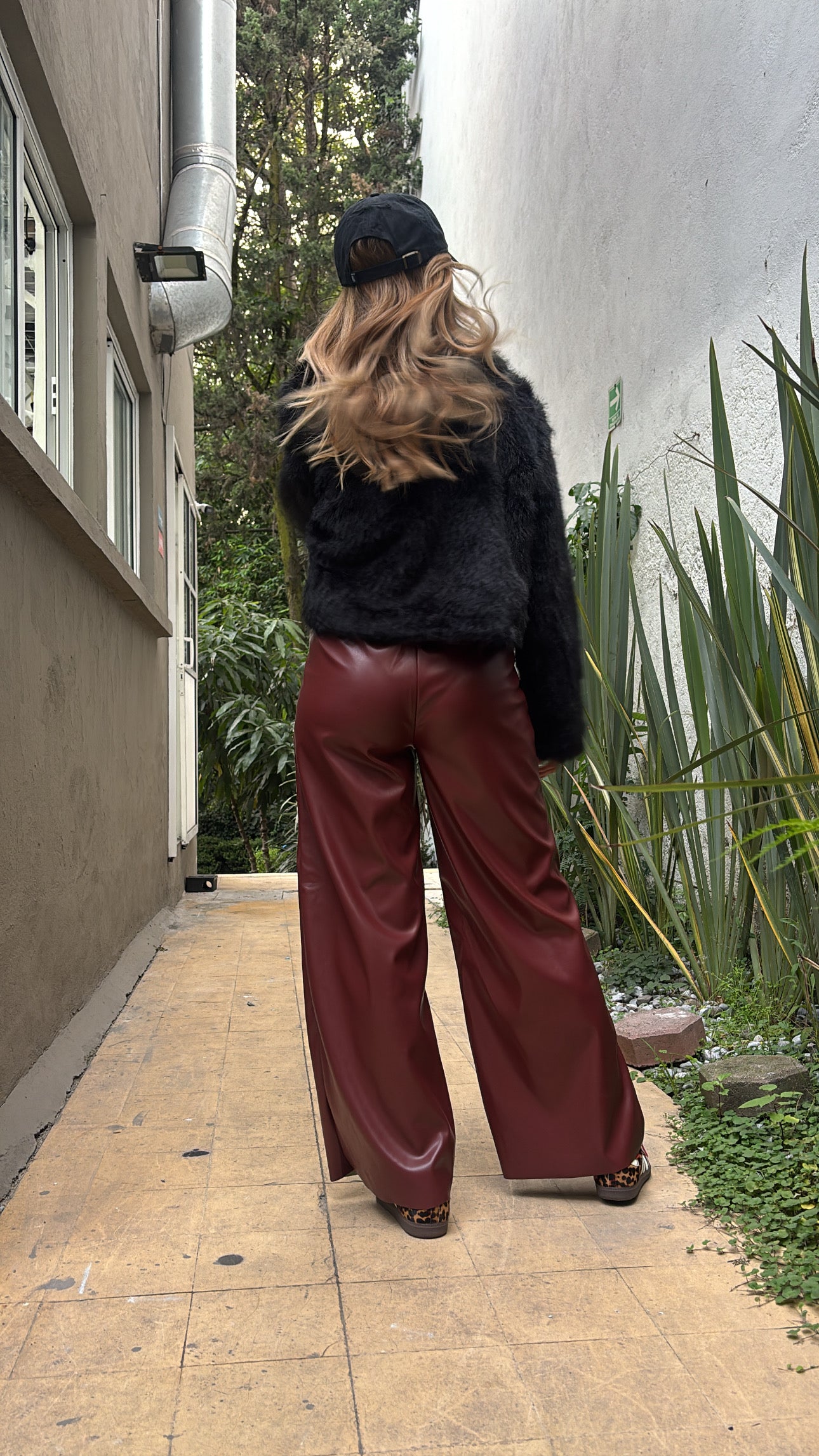 PANTALÓN EFECTO PIEL BURGUNDY