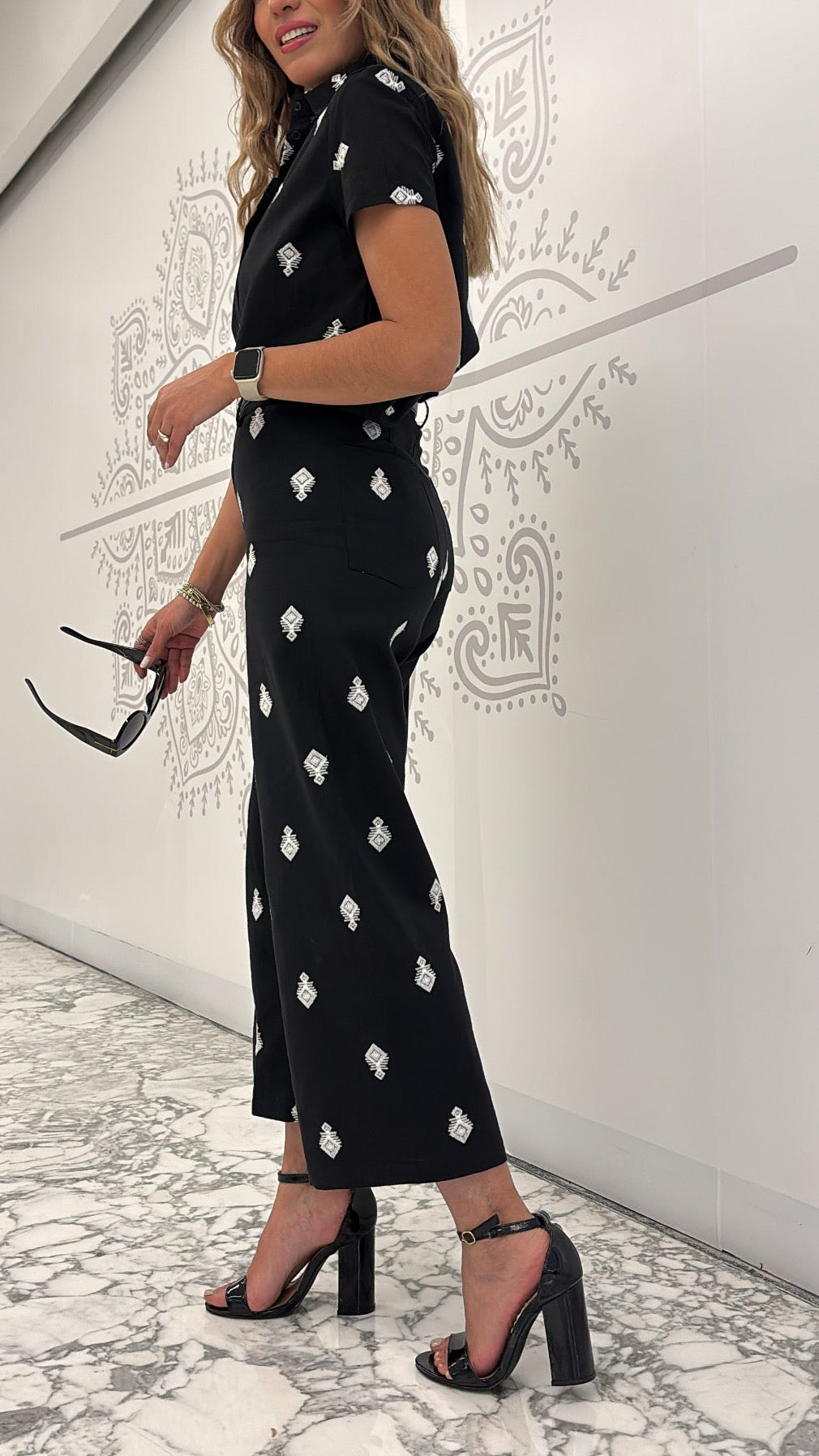 SET CAMISA Y PANTALÓN NEGRO BORDADO