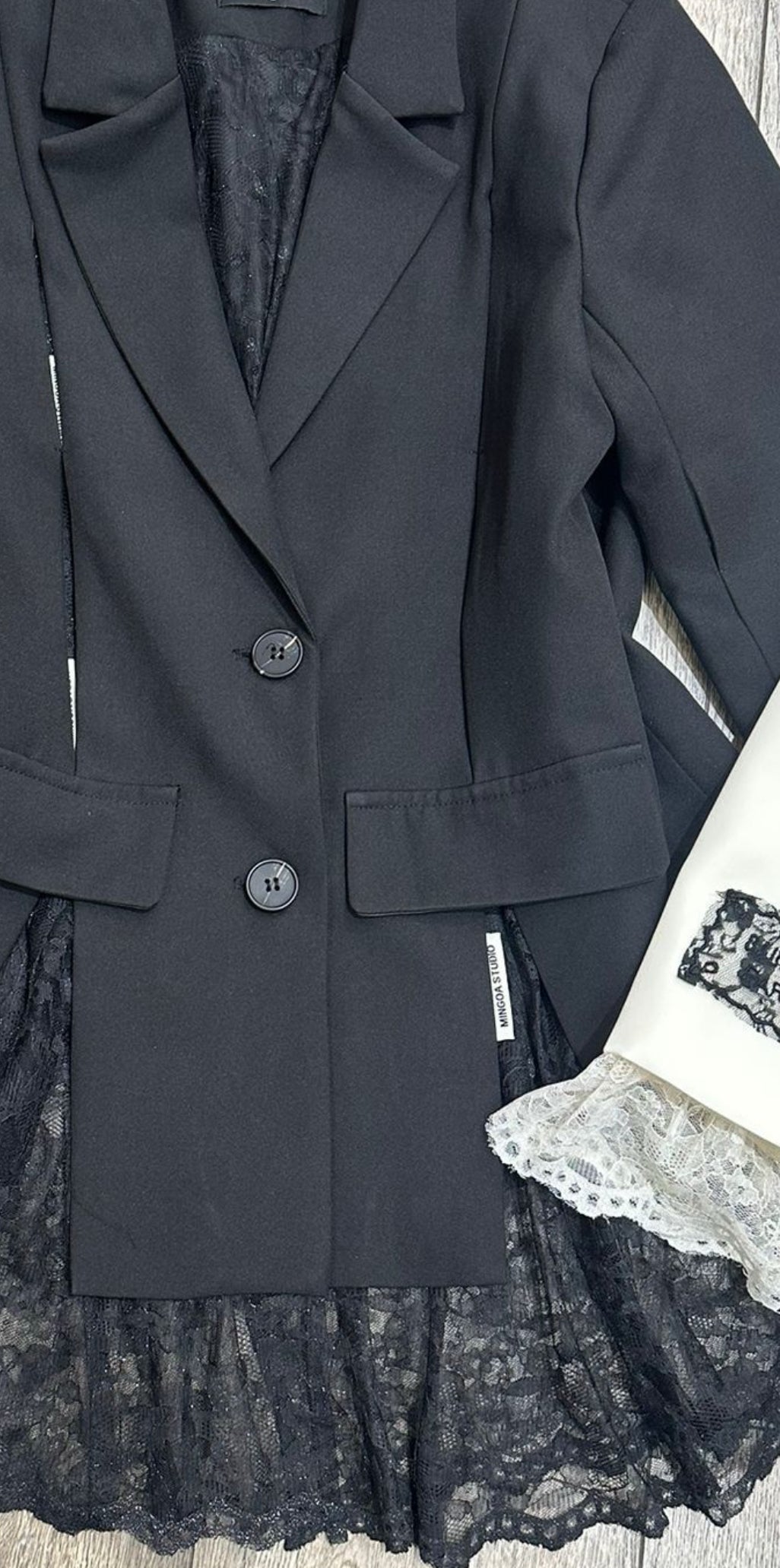 BLAZER CON ENCAJE NEGRO