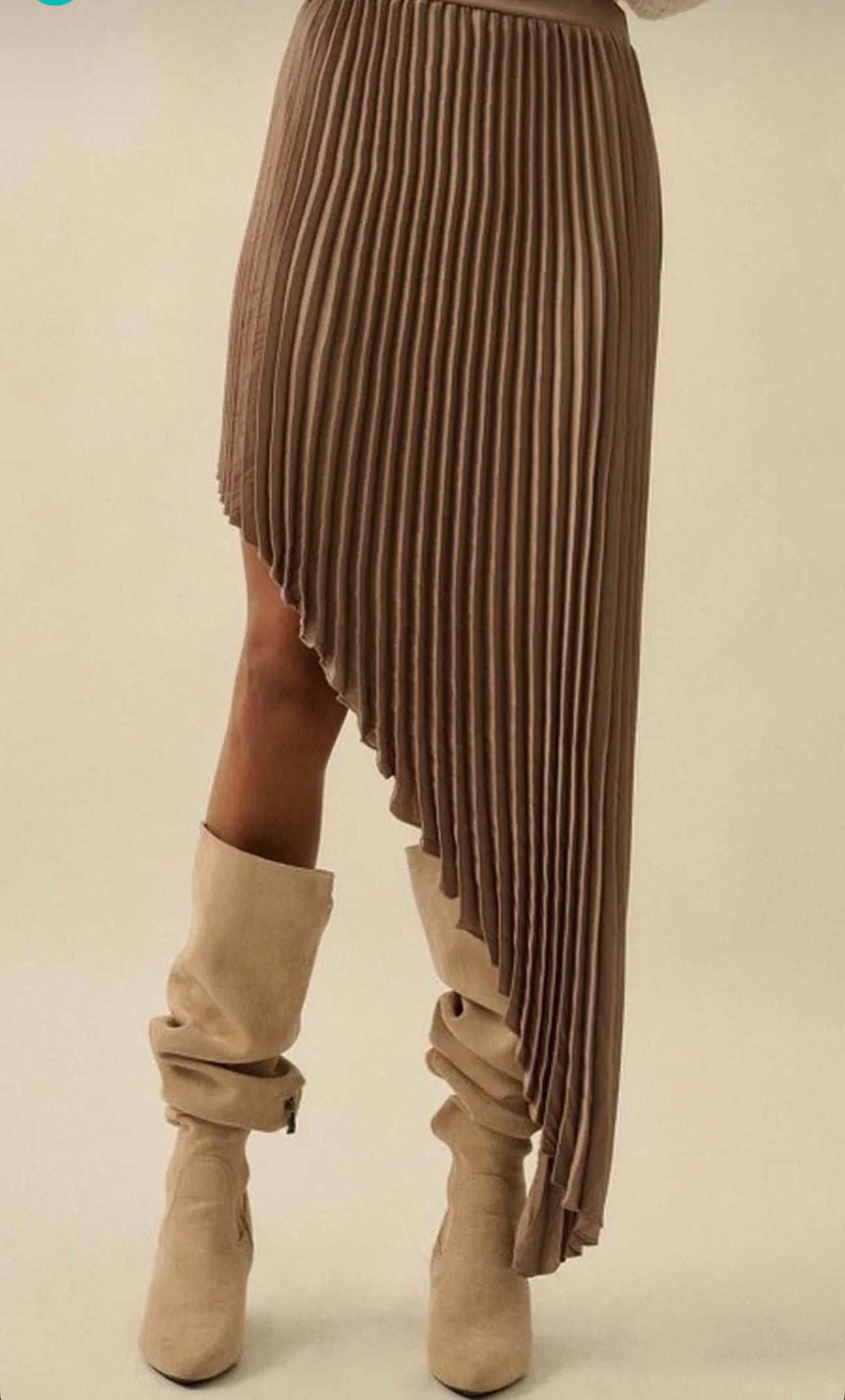 FALDA PLISADA ASIMÉTRICA BEIGE