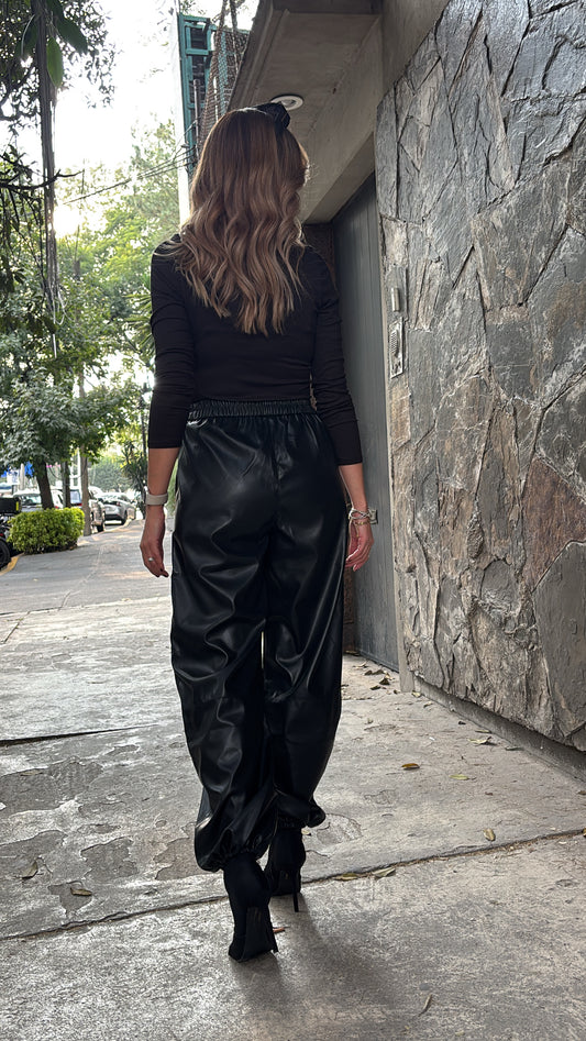 PANTALÓN JOGGER EFECTO PIEL