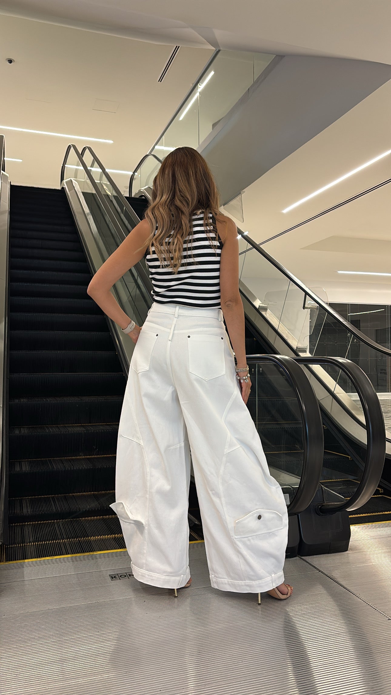 JEANS GLOBO CINTURA ASIMÉTRICA BLANCO