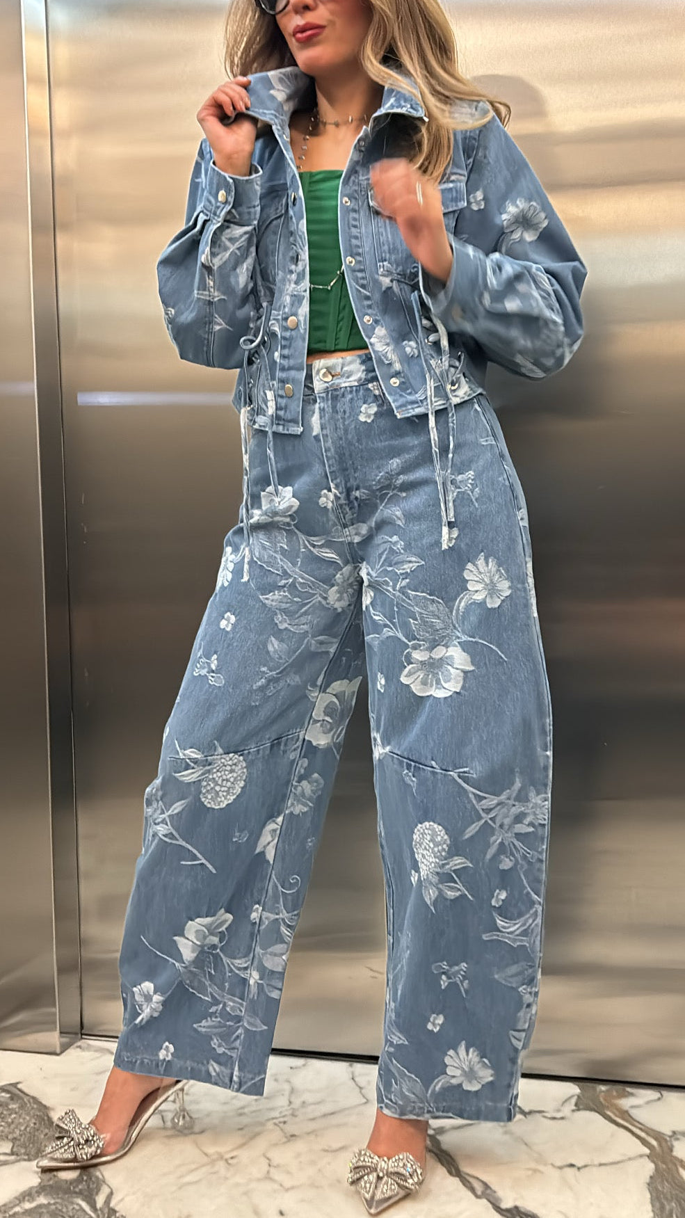 SET CHAMARRA Y PANTALÓN DENIM FLORES
