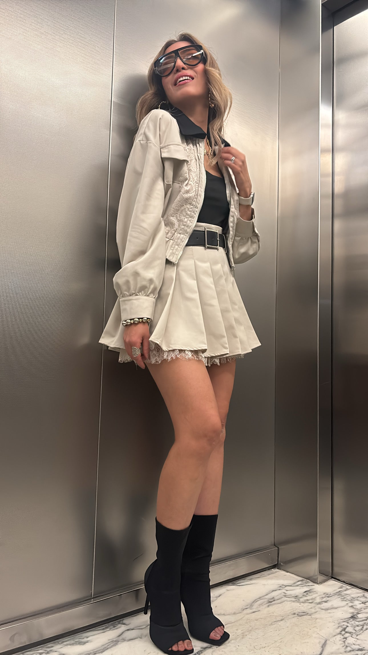 CONJUNTO CHAMARRA Y FALDA BEIGE CON CINTO