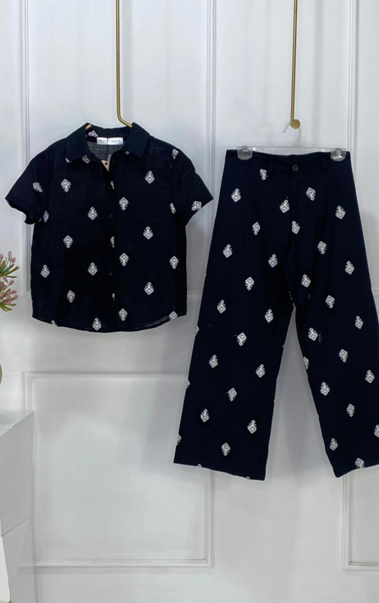 SET CAMISA Y PANTALÓN NEGRO BORDADO