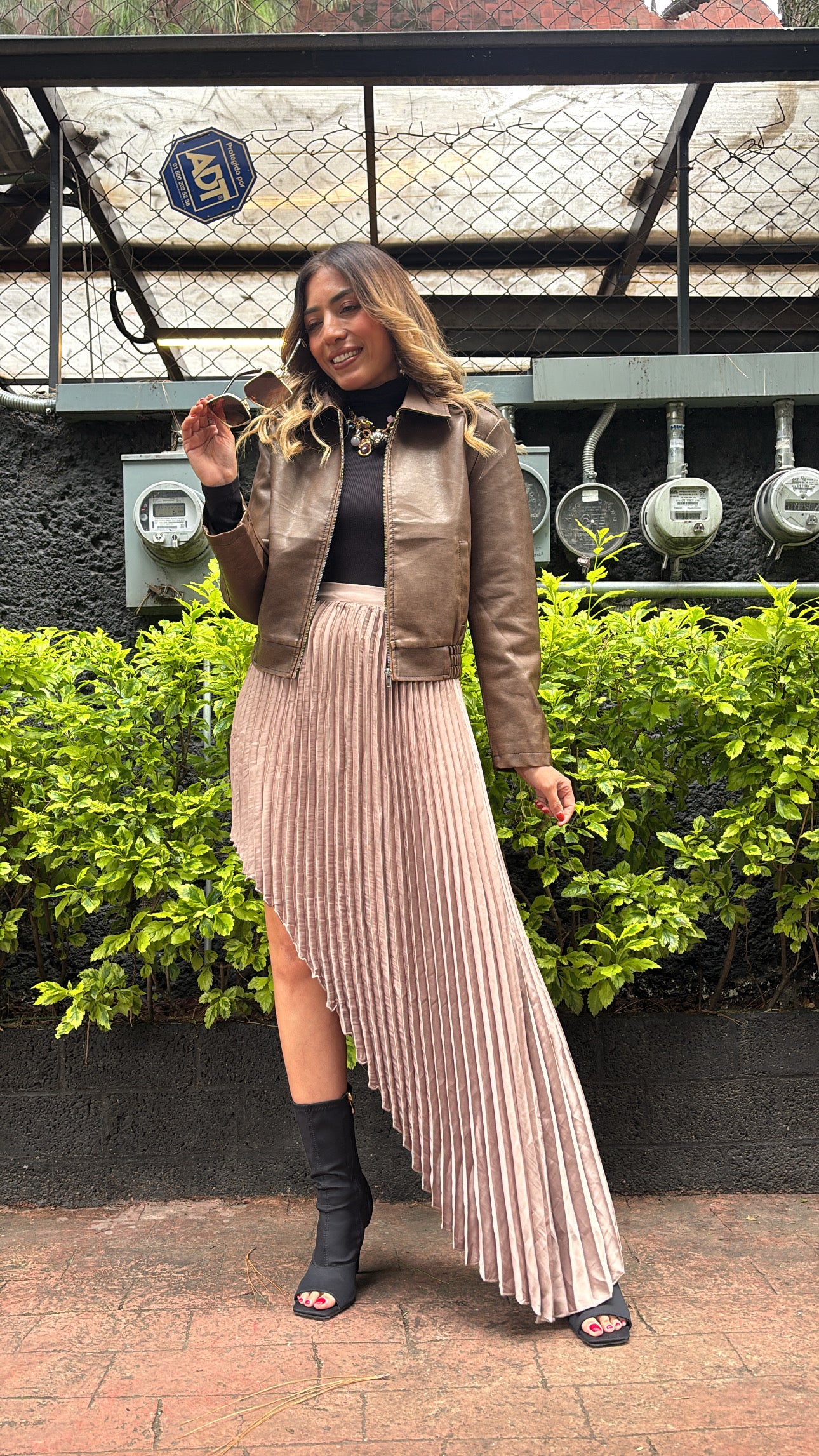 FALDA PLISADA ASIMÉTRICA BEIGE