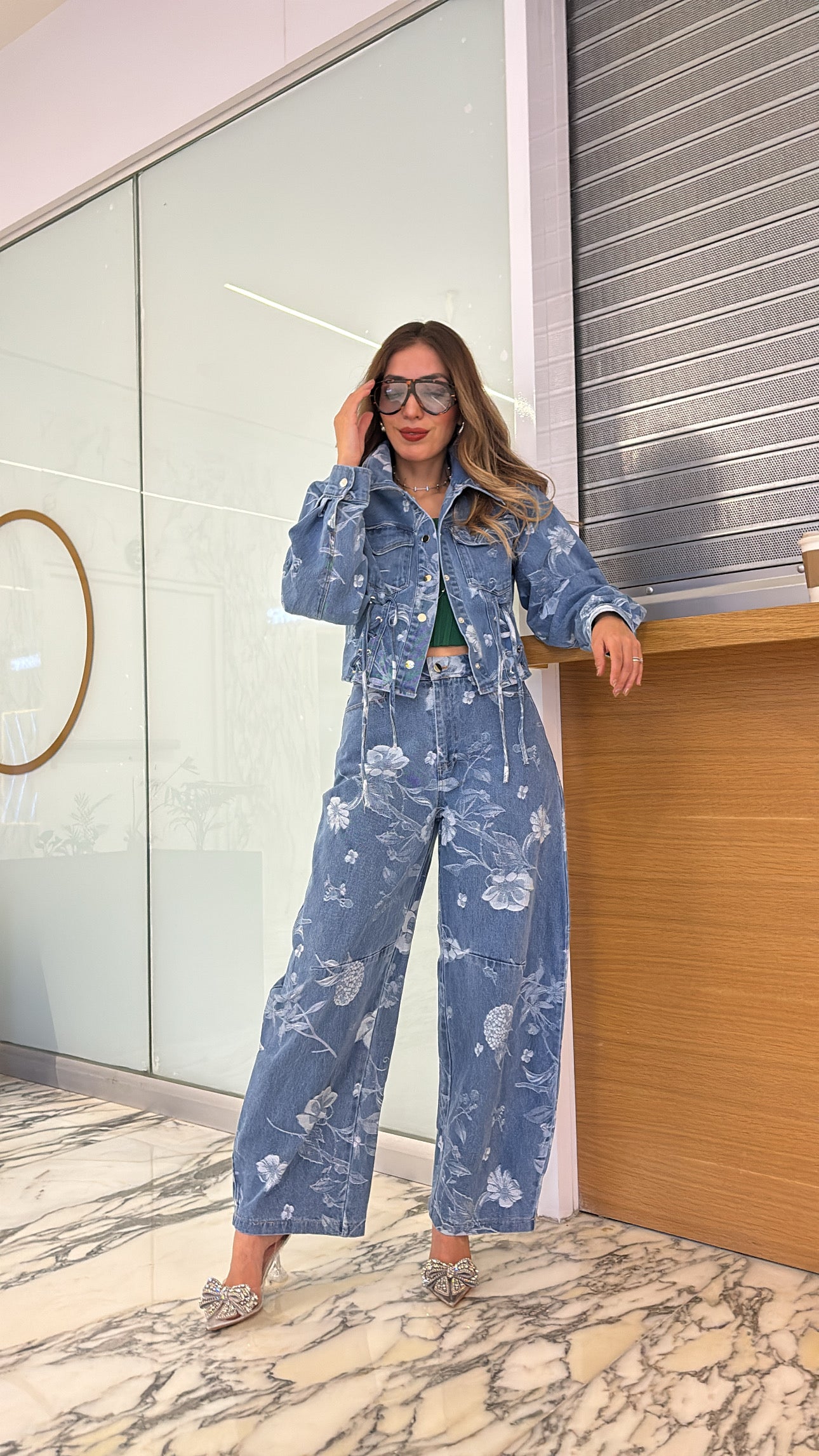 SET CHAMARRA Y PANTALÓN DENIM FLORES