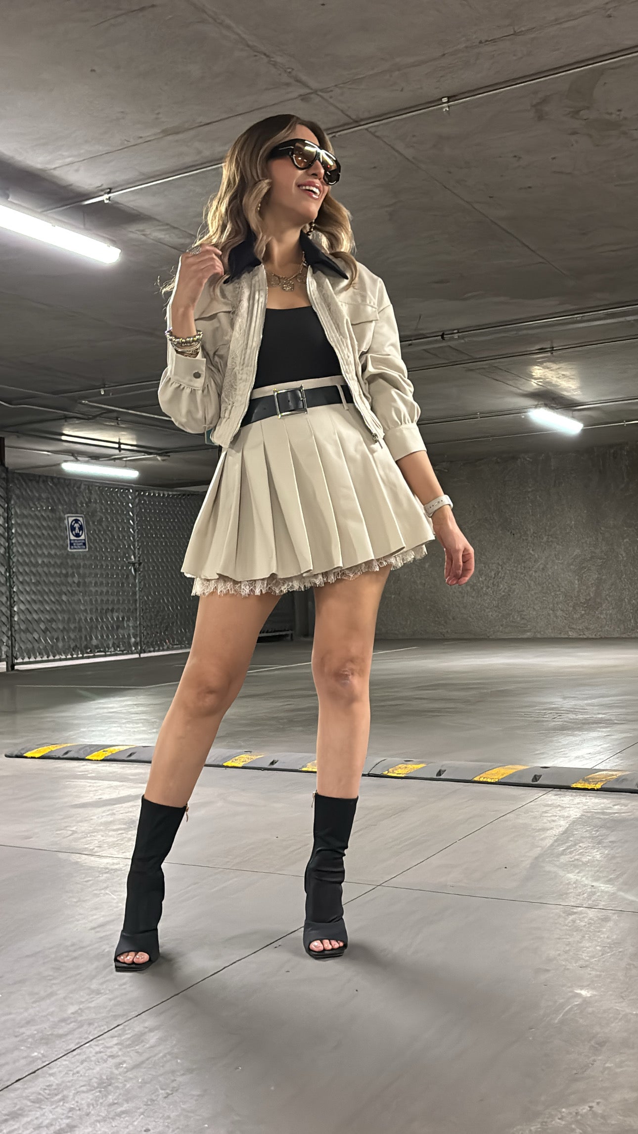 CONJUNTO CHAMARRA Y FALDA BEIGE CON CINTO