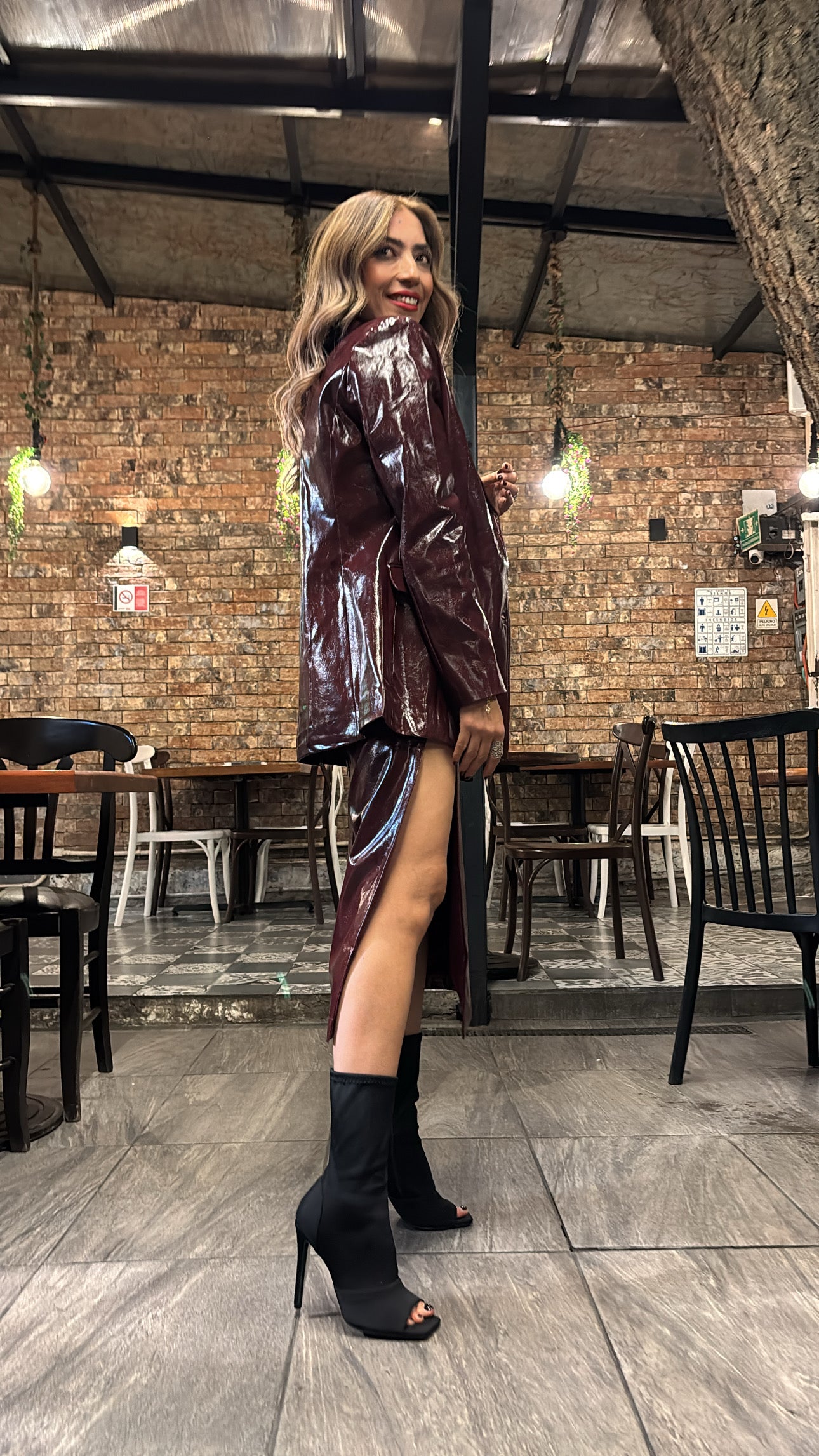 FALDA ABERTURA EFECTO PIEL BURGUNDY