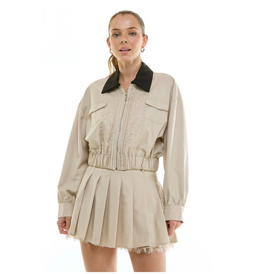 CONJUNTO CHAMARRA Y FALDA BEIGE CON CINTO