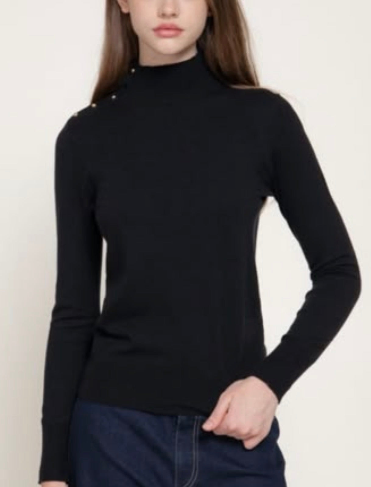SUÉTER CUELLO ALTO APLIQUES DORADOS
