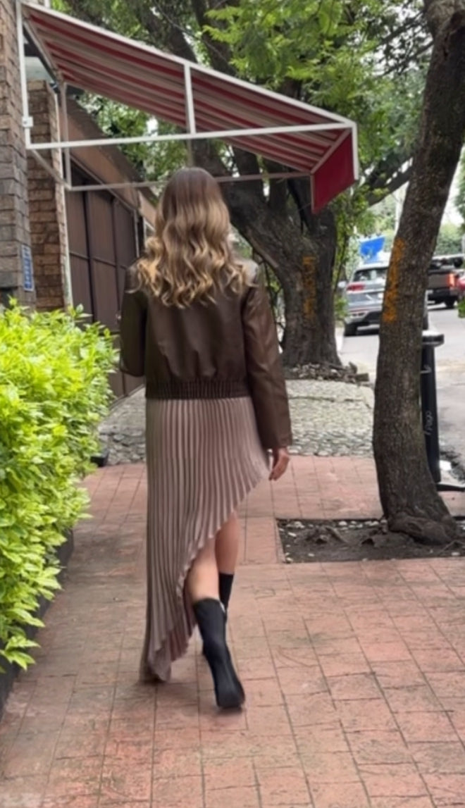 FALDA PLISADA ASIMÉTRICA BEIGE