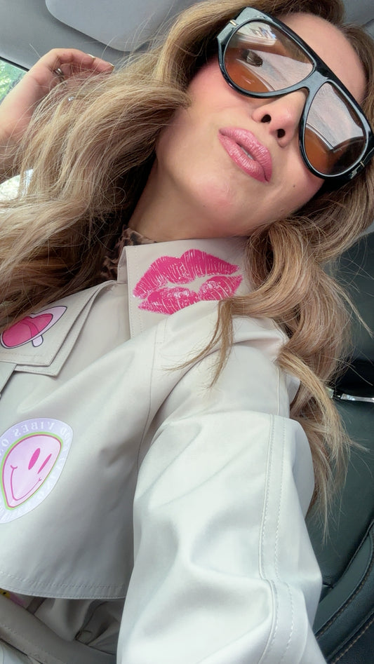 GABARDINA BEIGE CON DIBUJOS ANIMADOS