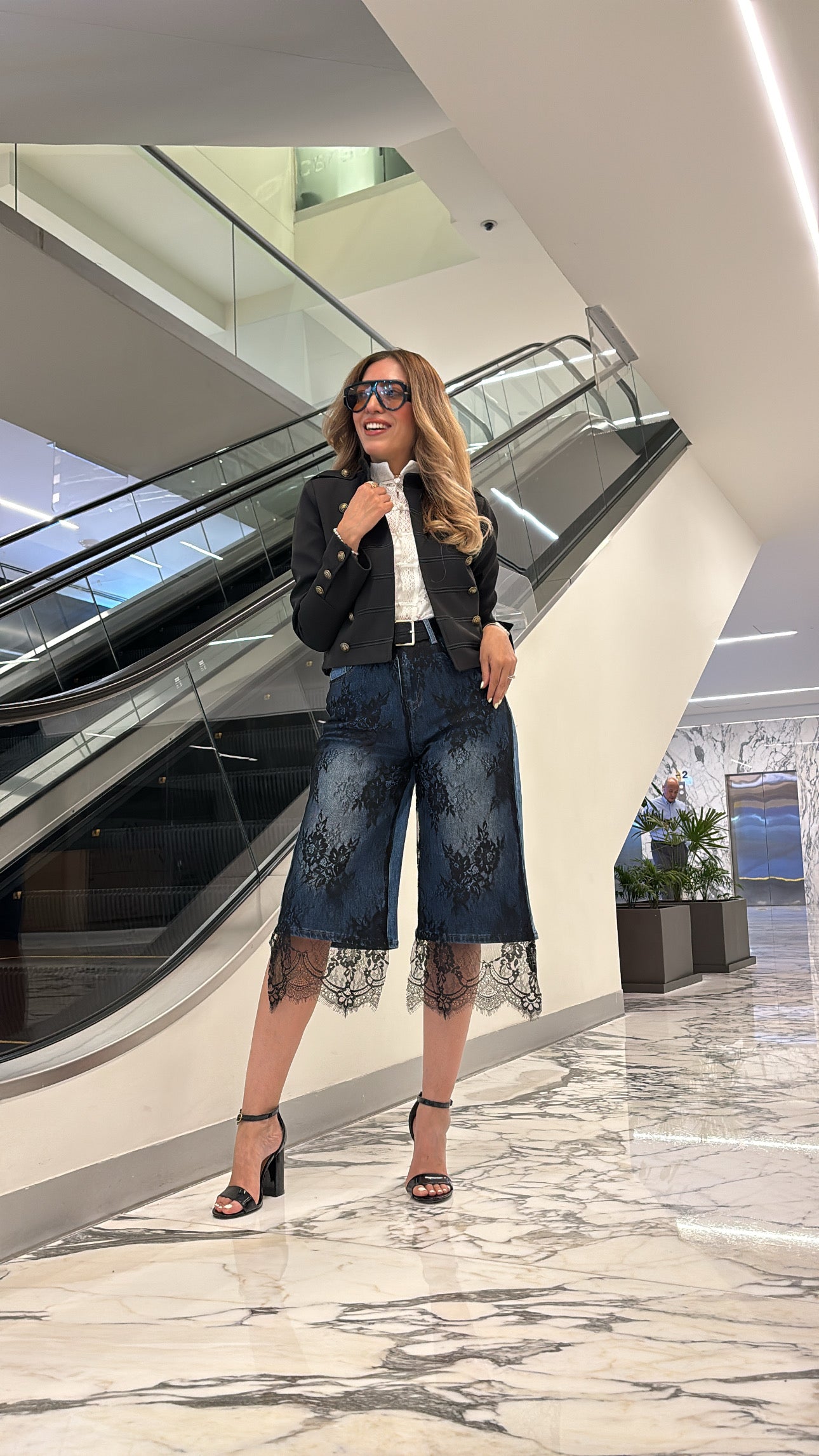 PANTALÓN CORTO DENIM CON ENCAJE