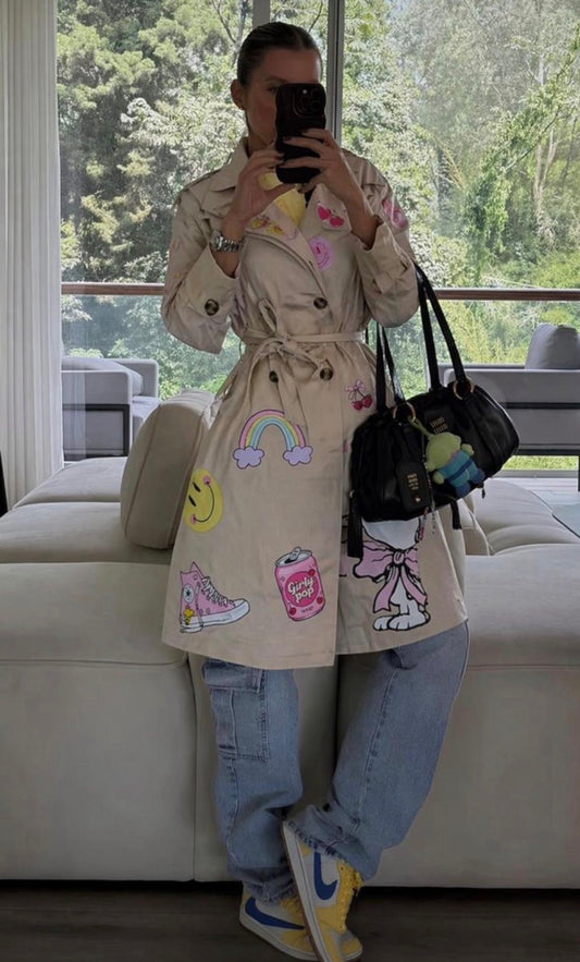 GABARDINA BEIGE CON DIBUJOS ANIMADOS
